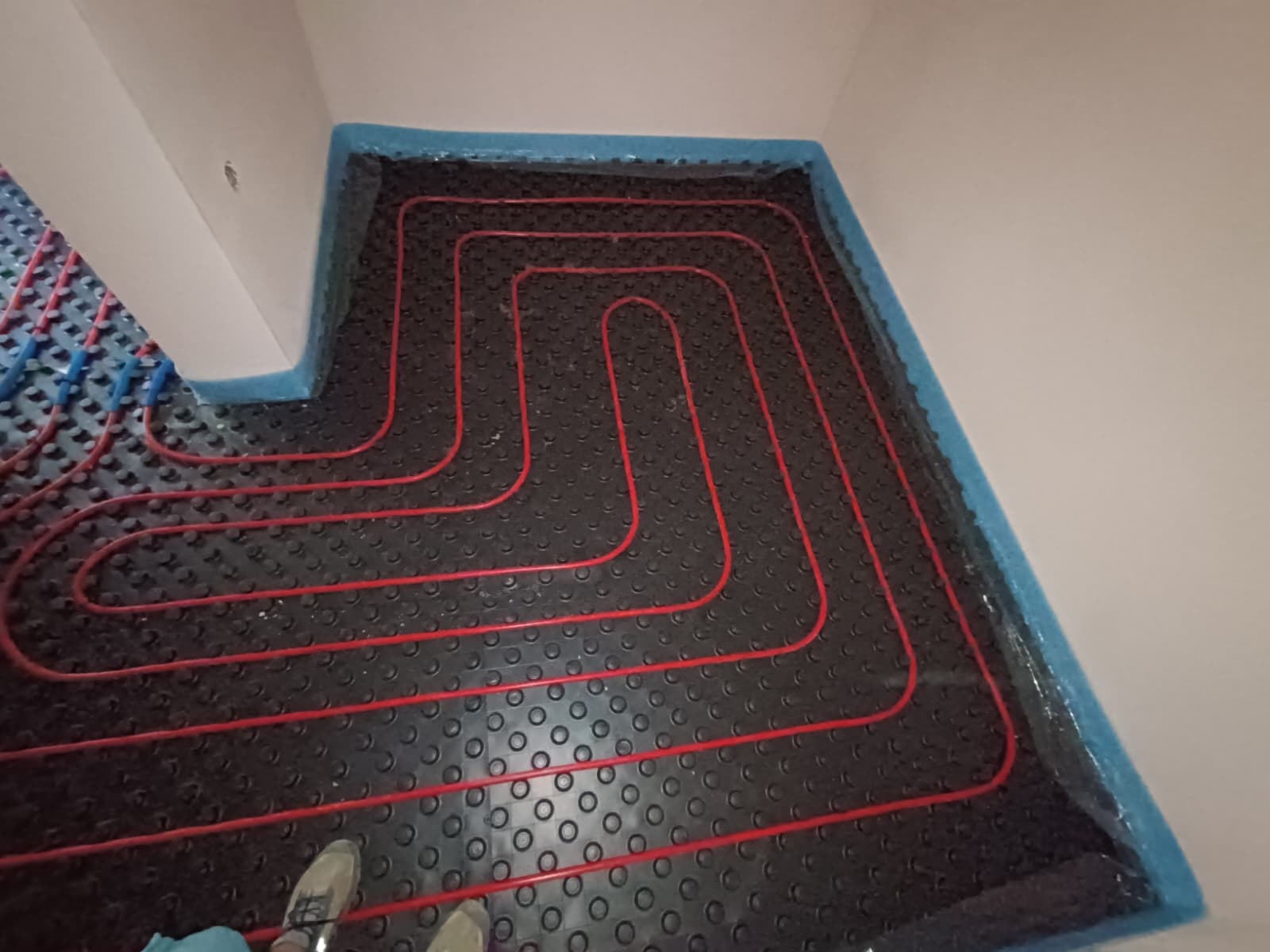 Montáž podlahového vytápění s pokládkou systémové desky v rodinném domě